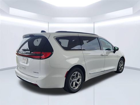 Used 2023 Chrysler Pacifica Limited FWD image 8