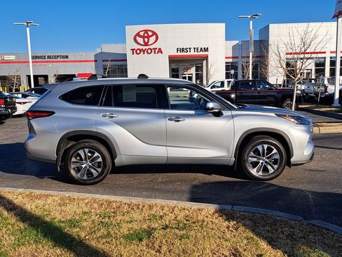 Used 2022 Toyota Highlander XLE image 6