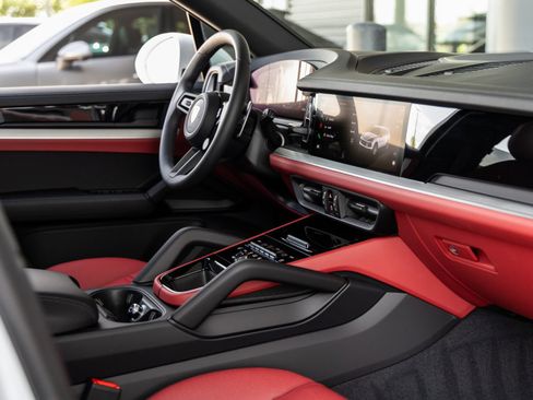 Certified 2025 Porsche Cayenne AWD/4WD image 43