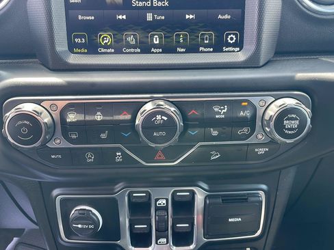 Used 2020 Jeep Wrangler Unlimited Sahara AWD/4WD image 21