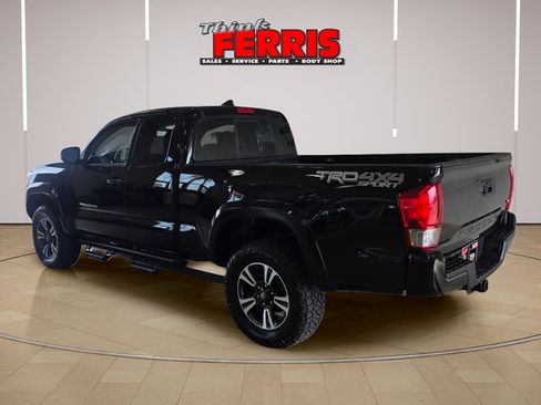 Used 2017 Toyota Tacoma TRD Sport w/ Tow Package (A/T) AWD/4WD image 3