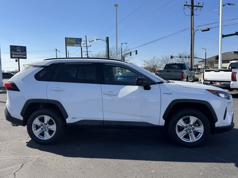 Used 2021 Toyota RAV4 LE image 17