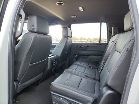 Used 2025 Chevrolet Suburban Z71 image 12