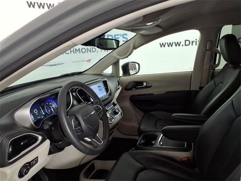 Used 2023 Chrysler Pacifica Touring-L image 12