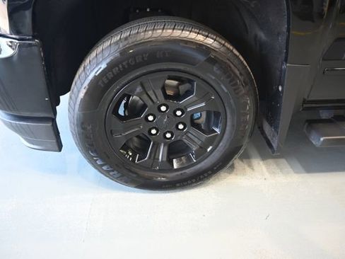Used 2017 Chevrolet Silverado 1500 LT w/ Midnight Edition AWD/4WD image 28