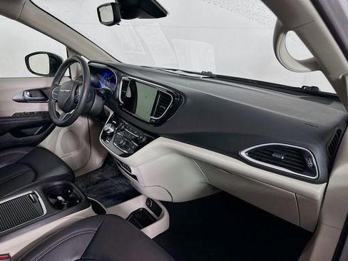 Certified 2024 Chrysler Pacifica Touring-L image 40