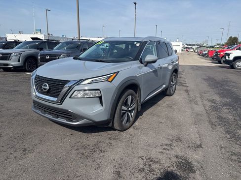 Used 2023 Nissan Rogue SL image 2