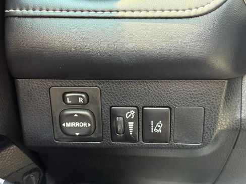 Used 2018 Toyota RAV4 Limited AWD/4WD image 29