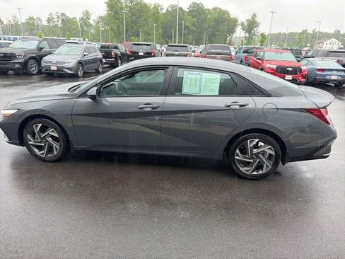 Used 2025 Hyundai Elantra Sport FWD image 12