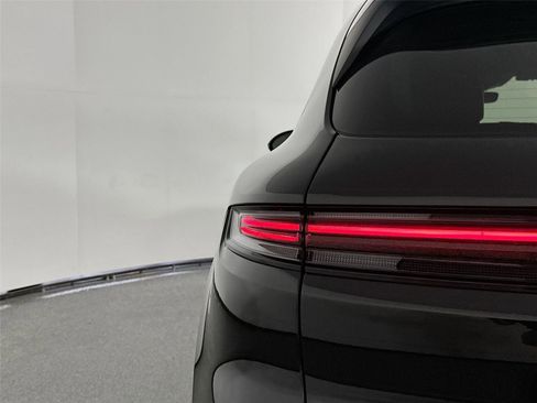 Certified 2025 Porsche Cayenne AWD/4WD image 16