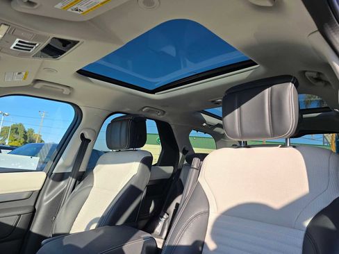 Used 2025 Land Rover Discovery Dynamic SE image 23