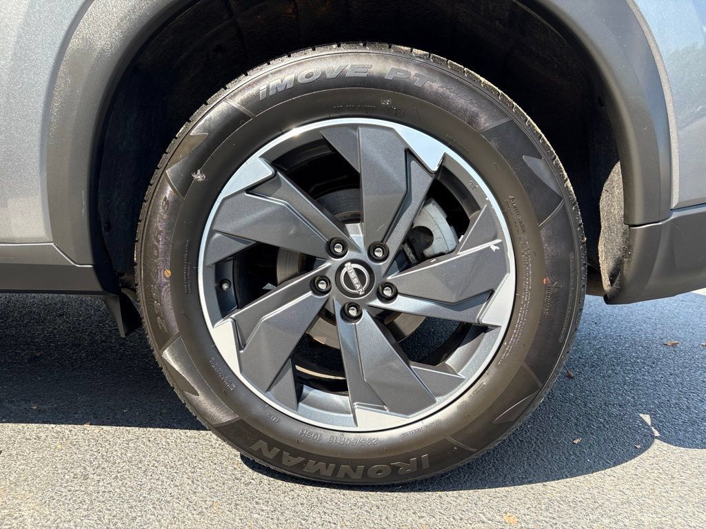 Used 2024 Nissan Rogue SV AWD/4WD image 7