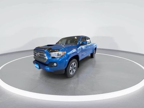 Used 2017 Toyota Tacoma TRD Sport AWD/4WD image 4