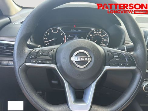 Used 2025 Nissan Altima 2.5 SV FWD image 14