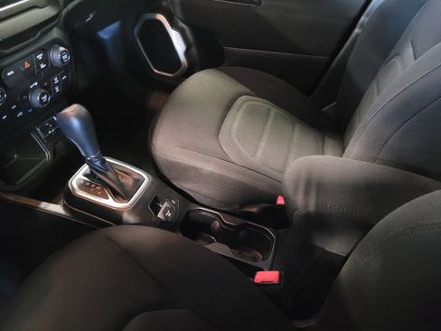 Used 2021 Jeep Renegade Latitude FWD image 26