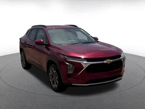 Used 2025 Chevrolet Trax LT w/ LT Convenience Package FWD image 10