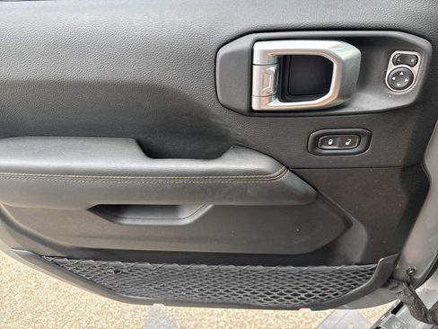 Used 2022 Jeep Gladiator Mojave w/ Cold Weather Group image 9