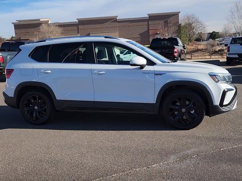 Used 2022 Volkswagen Taos SE w/ Panoramic Sunroof Package image 6