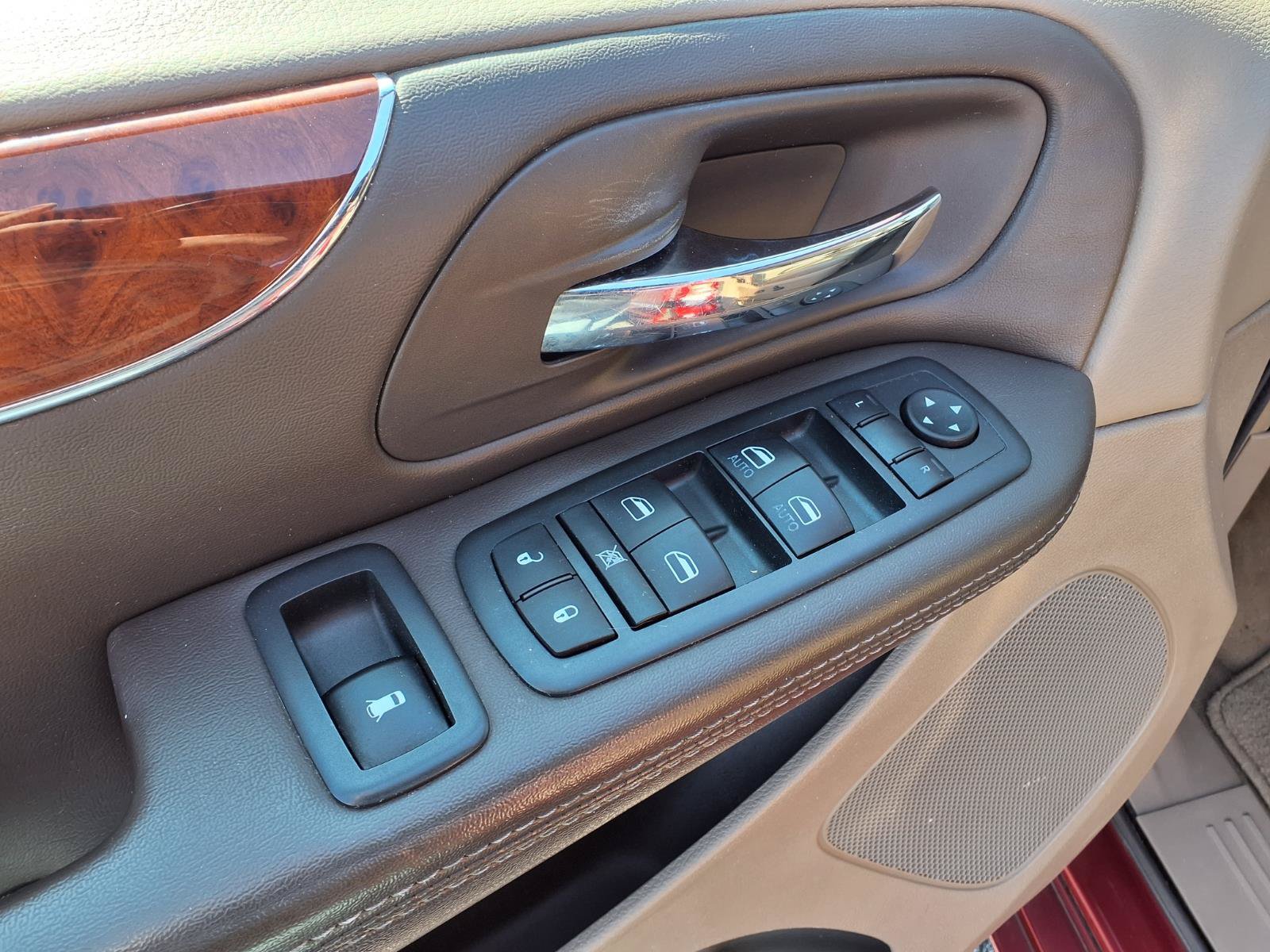 Used 2014 Chrysler Town & Country Touring FWD image 18
