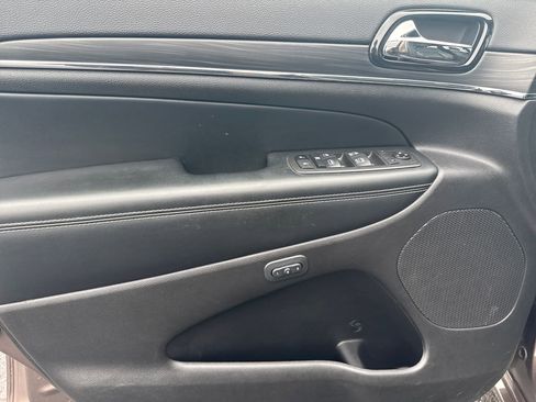 Used 2021 Jeep Grand Cherokee Limited image 17