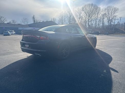 Used 2018 Dodge Charger SXT w/ Blacktop Package RWD image 8