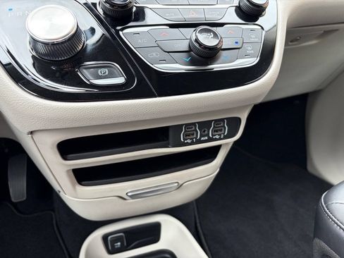 Used 2024 Chrysler Pacifica Touring-L FWD image 32