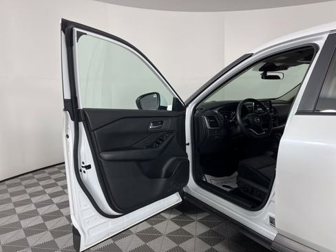 Used 2024 Nissan Rogue SV image 17