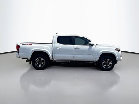 Used 2017 Toyota Tacoma TRD Sport AWD/4WD image 5