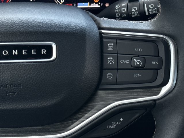 Used 2024 Jeep Wagoneer L Series II w/ Flexible Seating Group RWD image 15
