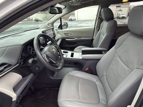 Certified 2024 Toyota Sienna Limited image 33