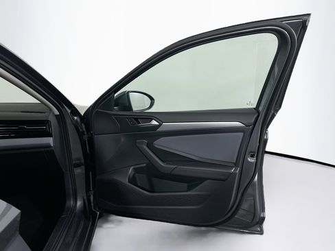 Used 2025 Volkswagen Jetta SE image 31