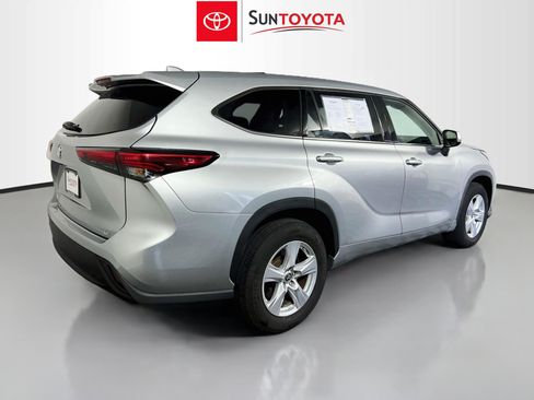Used 2021 Toyota Highlander LE FWD image 4