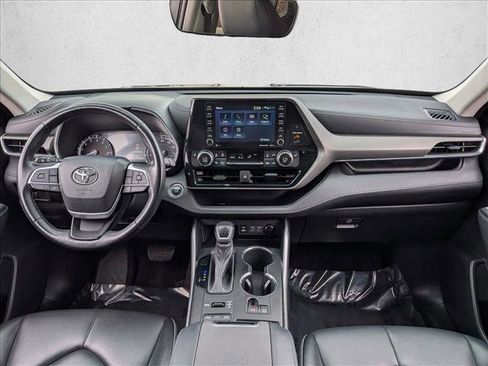 Used 2022 Toyota Highlander XLE AWD/4WD image 20