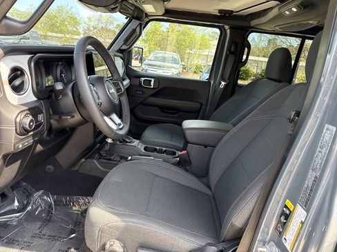 Used 2025 Jeep Wrangler Unlimited Sahara w/ Safety Group AWD/4WD image 15