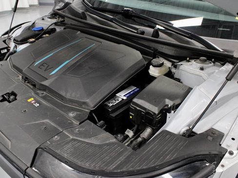 Used 2024 Hyundai Ioniq 5 SE AWD/4WD image 16