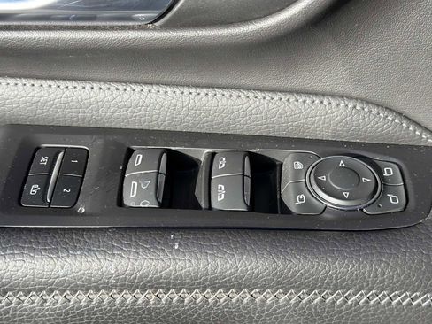 Used 2021 GMC Yukon Denali w/ Denali Premium Package image 17