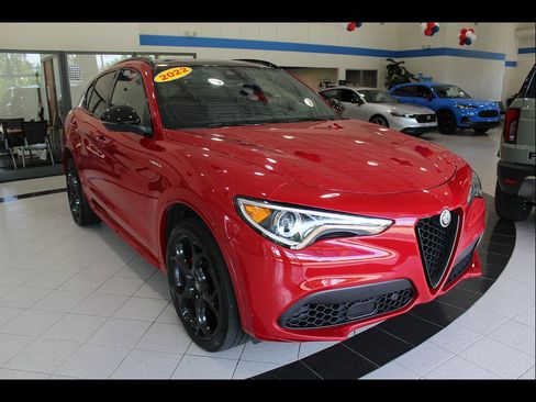 Used 2022 Alfa Romeo Stelvio Veloce AWD/4WD image 3