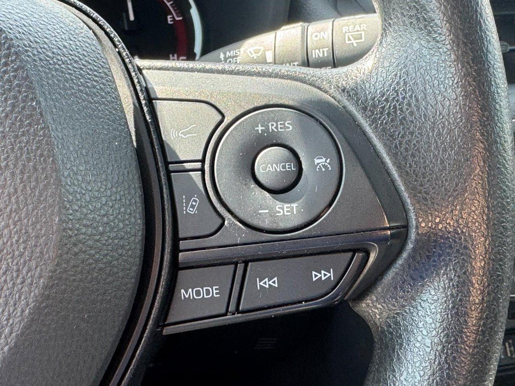 Used 2025 Toyota RAV4 XLE FWD image 27