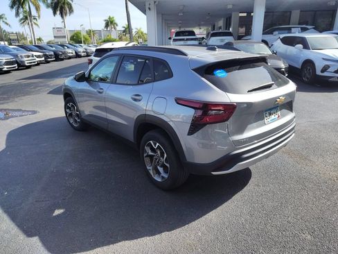 Used 2025 Chevrolet Trax LT w/ LT Convenience Package FWD image 7