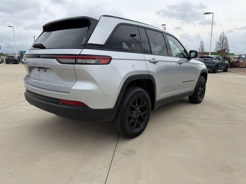 Used 2025 Jeep Grand Cherokee Altitude image 5