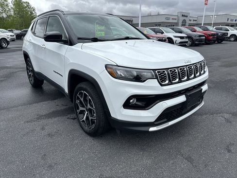 Used 2025 Jeep Compass Limited AWD/4WD image 2