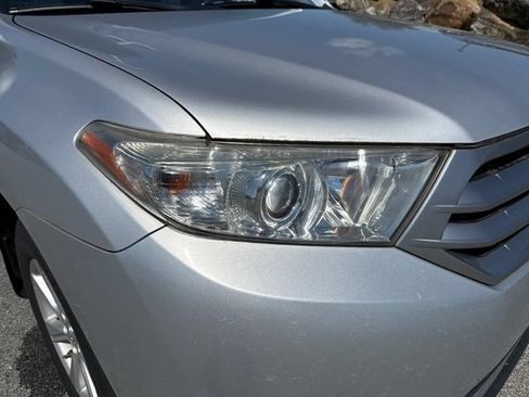 Used 2011 Toyota Highlander SE w/ Tow Pkg AWD/4WD image 10