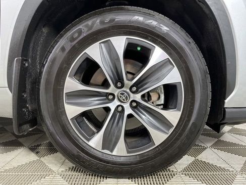 Used 2023 Toyota Highlander XLE AWD/4WD image 9