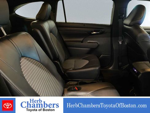 Used 2024 Toyota Highlander XSE AWD/4WD image 14