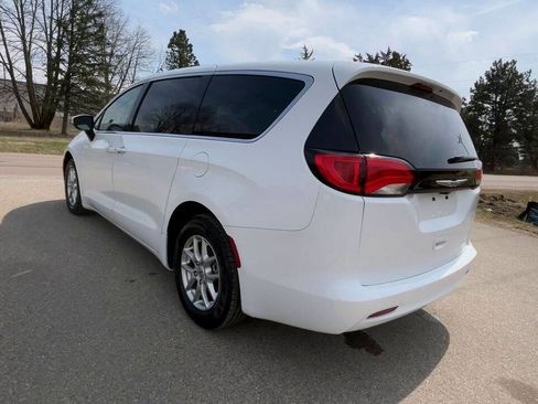 Used 2023 Chrysler Voyager LX image 5