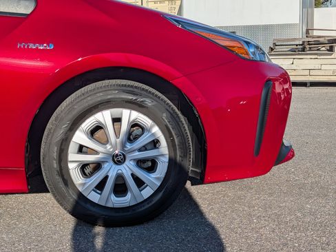 Used 2022 Toyota Prius LE image 11