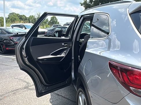 Used 2018 Hyundai Santa Fe SE AWD/4WD image 25