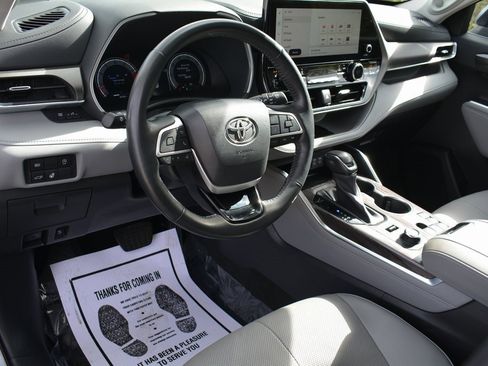Used 2023 Toyota Highlander Limited image 12