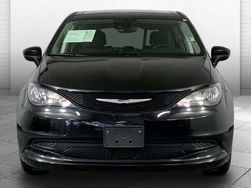 Used 2023 Chrysler Voyager LX FWD image 2