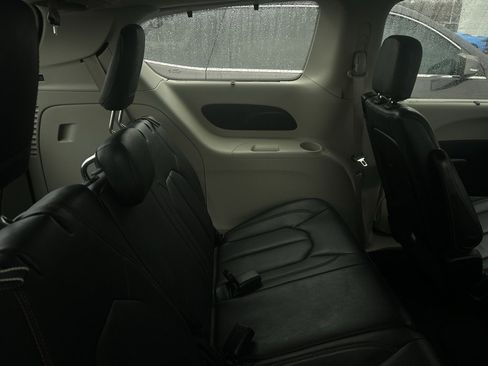 Used 2017 Chrysler Pacifica Touring-L image 5